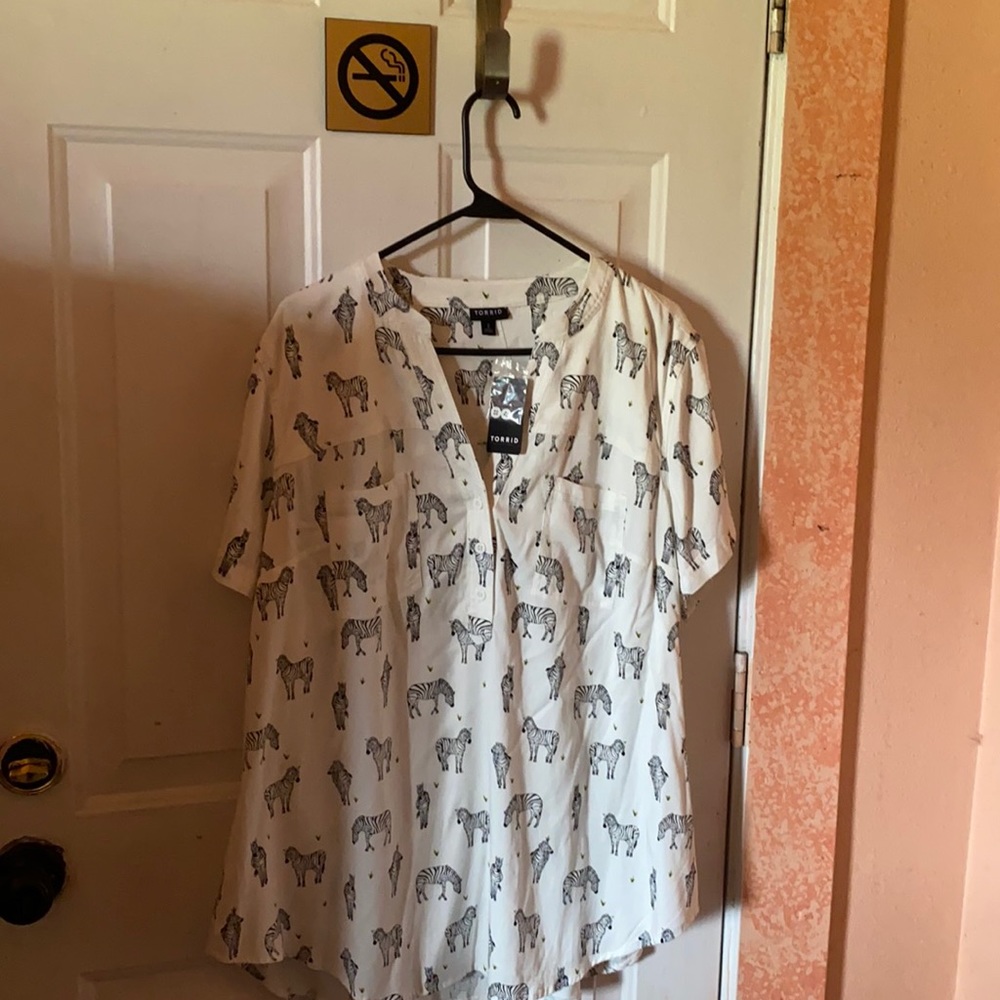 Torrid BNWT SZ 2. Harper zebra top.